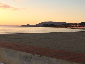 Beach nearby, sun-loungers - townhouse with wonderful views and private garden (Castiglione della Pescaia)