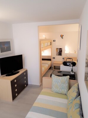 3 bedrooms, in-room safe, iron/ironing board, travel crib