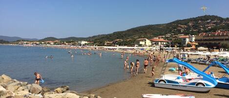 Nära stranden och solstolar