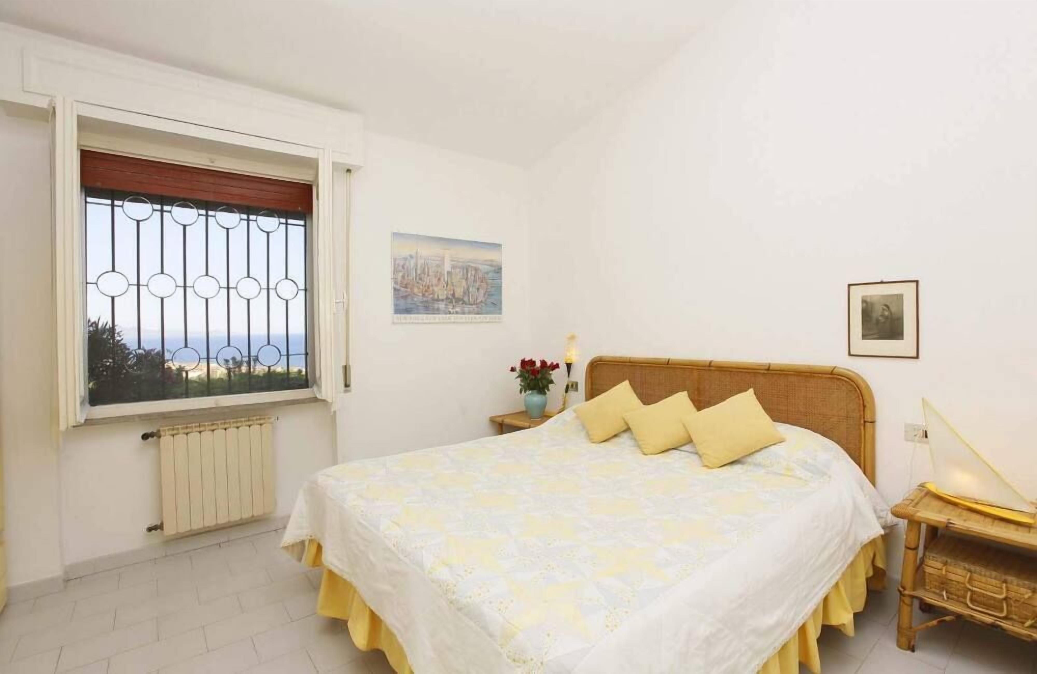 3 bedrooms, in-room safe, iron/ironing board, travel cot