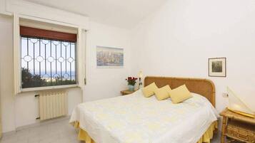 3 bedrooms, in-room safe, iron/ironing board, travel cot