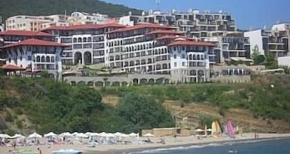 Apartment With Pool, Restaurant & Sea Views