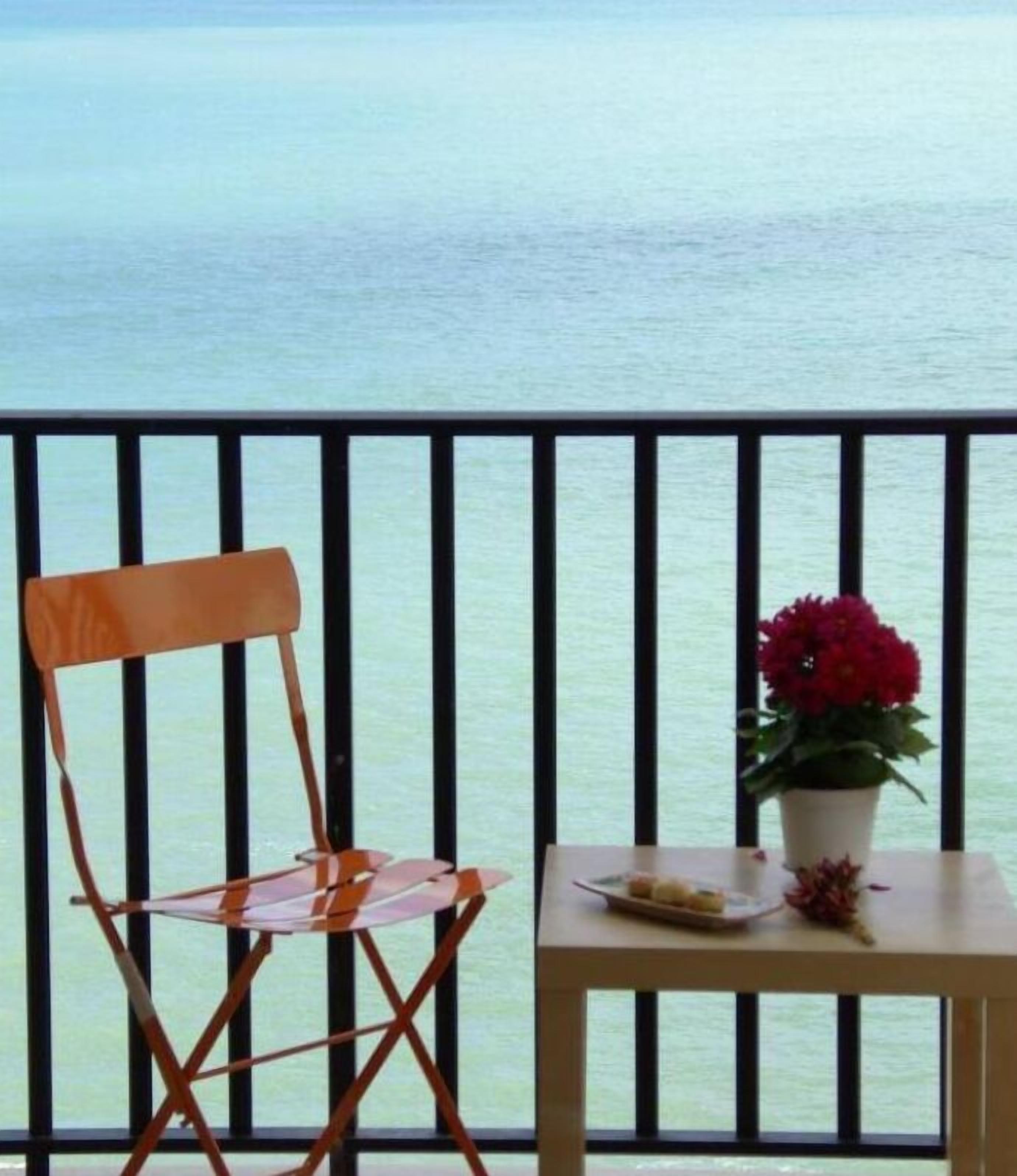 Bright apartment by the sea in Cava d'Aliga