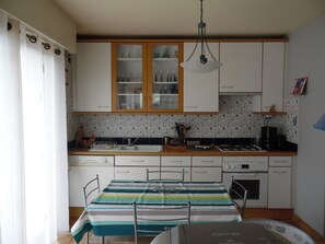 Frigorifero, microonde, forno, piano cottura