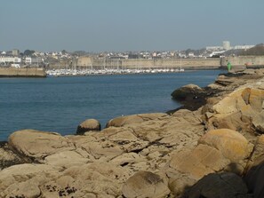 Plage à proximité, chaises longues
