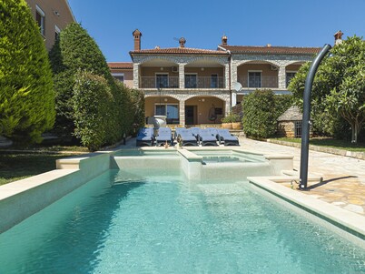 Heated pool, whirlpool, 3 km from the sea, barbecue, WiFi, free WLAN