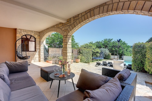 Heated pool, whirlpool, 3 km from the sea, barbecue, WiFi, free WLAN