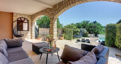 Heated pool, whirlpool, 3 km from the sea, barbecue, WiFi, free WLAN