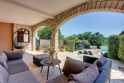 Heated pool, whirlpool, 3 km from the sea, barbecue, WiFi, free WLAN