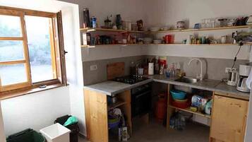 Een koelkast, een oven, een kookplaat, een vaatwasser