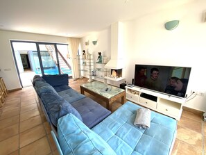 TV, books, stereo - Pool, few min from the sea, protected inner courtyard (Fuerteventura)