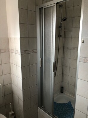 Shower, hair dryer, towels, soap - Vacation apartment for 2 + 1 persons in Mirow from 38 Euro (Mirow)