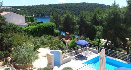 Villa Gudelj, 30m vom Meer, vollklimatisiert, Kajaks, Fahrräder, beheizter Pool