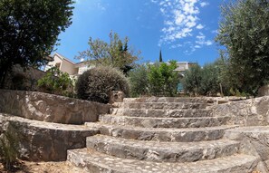 Property grounds - Villa Gudelj, 30m from the beach, air-conditioned, kayaks, bicycles, heated pool (Milna)