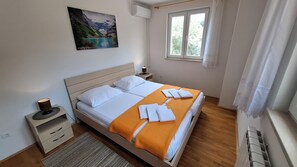6 bedrooms, in-room safe, desk, iron/ironing board - Villa Gudelj, 30m from the beach, air-conditioned, kayaks, bicycles, heated pool (Milna)