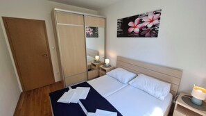 6 camere, una cassaforte in camera, una scrivania, ferro/asse da stiro