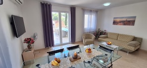 Dining - Villa Gudelj, 30m from the beach, air-conditioned, kayaks, bicycles, heated pool (Milna)