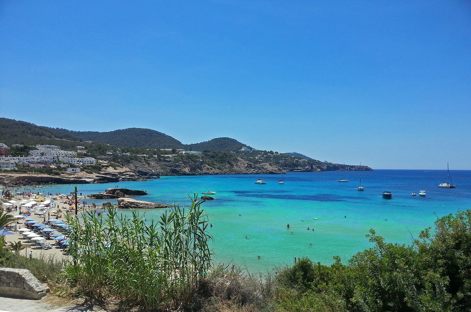 Ubicación cercana a la playa, tumbonas y toallas de playa