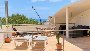 A rooftop terrace with lounge chairs, a table, and potted plants. - Casa Barbara, private pool, internet, close to the ocean, sheltered courtyard/patio (Costa Calma)