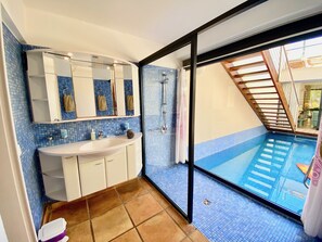 Dusche, Haartrockner, Handtücher, Seife