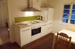 Refrigerador, horno, parrilla de estufa y cafetera y tetera