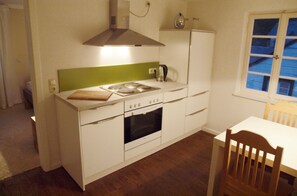 Kühlschrank, Ofen, Herdplatte, Wasserkocher mit Kaffee-/Teezubehör