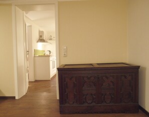 Fridge, oven, stovetop, coffee/tea maker