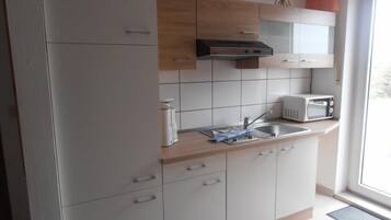 Réfrigérateur, micro-ondes, cafetiÚre/bouilloire, grille-pain