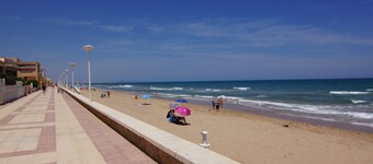 Cozy apartment with fantastic sea views directly on the dune beach