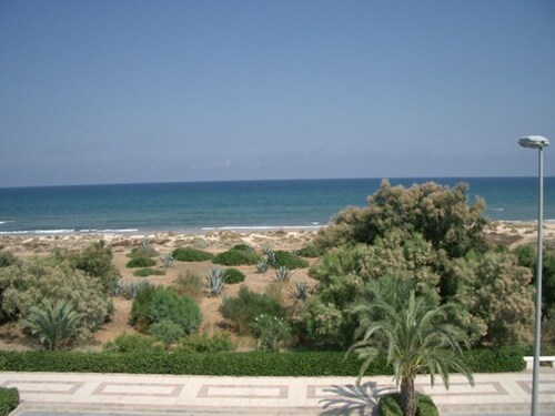 Apartamento con fantásticas vistas al mar en la playa de dunas.