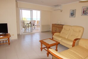 Smart TV, books, stereo