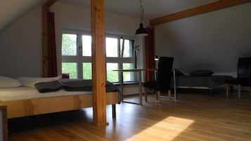 1 habitación, escritorio, wifi gratis y ropa de cama