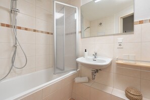 Ensemble baignoire-douche, séchoir à cheveux, serviettes fournies, savon