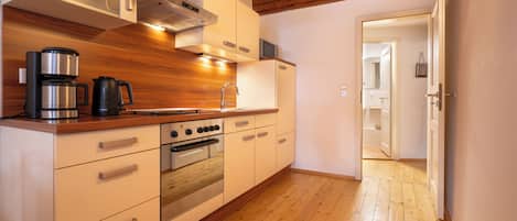 Réfrigérateur, four à micro-ondes, un four, surface de cuisson