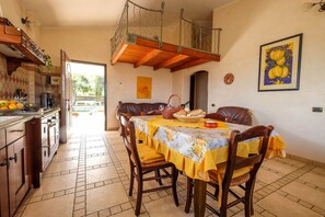 Outdoor dining - We rent whole year round indipendent Vacation house and Apartment from 2-10 pers (Italien)