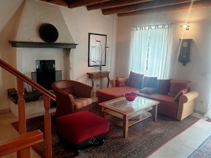 TV, fireplace, books, stereo