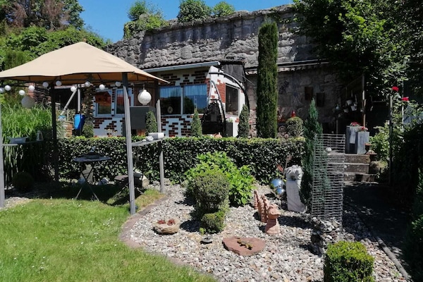 Unser Garten mit Stadtmauer