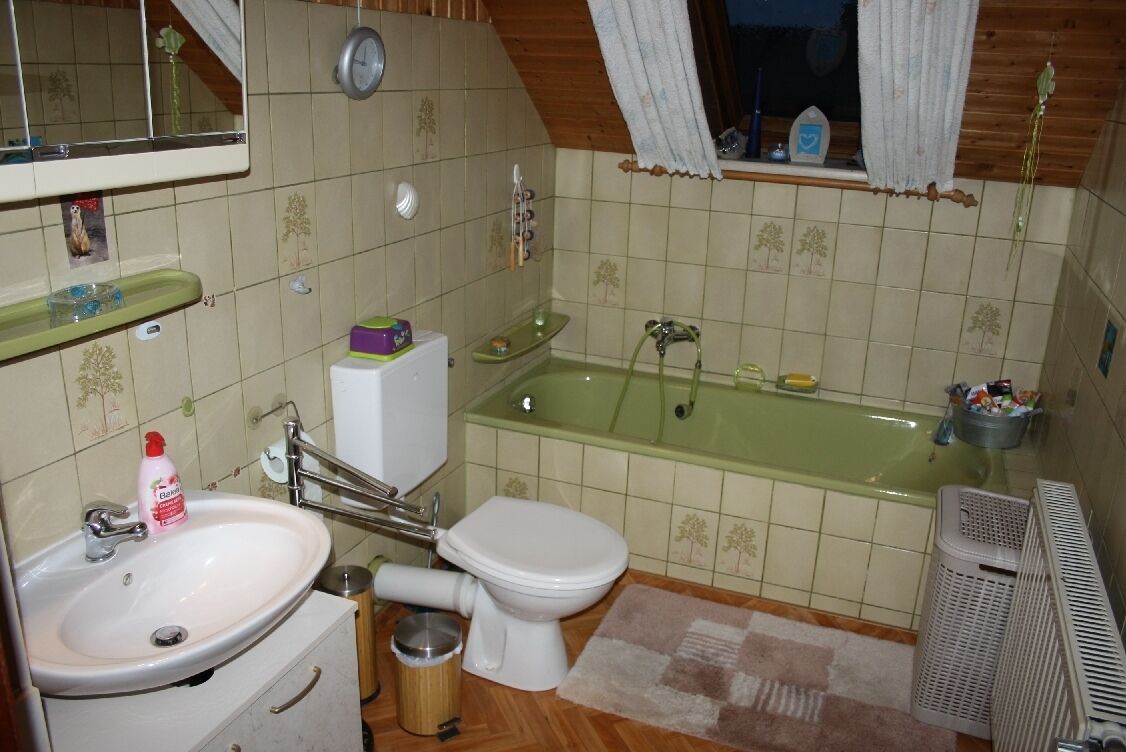 Combined shower/tub, hair dryer, towels, soap