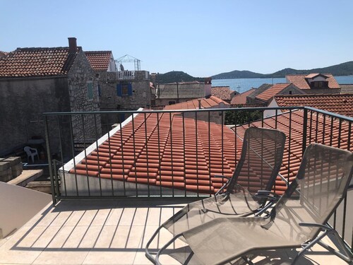 Authentic stone house. Roof terrace & sea view, Spacious & pet-friendly