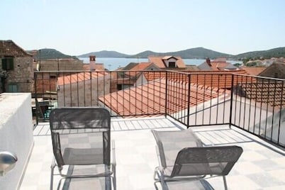 Casa de piedra con terraza en la azotea y vista al mar, se admiten mascotas, cerca de la playa