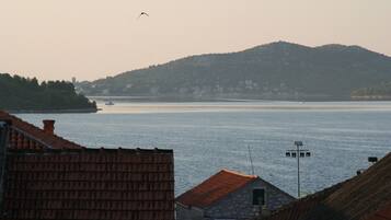 Una spiaggia nelle vicinanze, lettini da mare