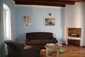 TV, DVD player, books, video library - Authentic stone house. Roof terrace & sea view, Spacious & pet-friendly (Betina)