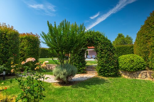 Free heated pool, 3 km from the sea, barbecue, WiFi, billiards, WLAN