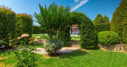 Free heated pool, 3 km from the sea, barbecue, WiFi, billiards, WLAN