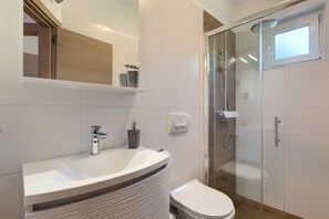Shower, hair dryer, bidet, towels