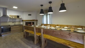 Een moderne keuken met een eethoek.