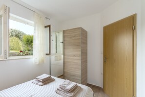 8 bedrooms, iron/ironing board, WiFi, bed sheets