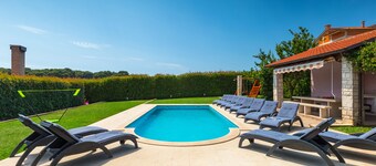 Free heated pool, 3 km from the sea, barbecue, WiFi, billiards, WLAN