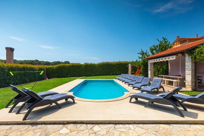 Free heated pool, 3 km from the sea, barbecue, WiFi, billiards, WLAN