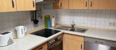 Fridge, oven, stovetop, dishwasher